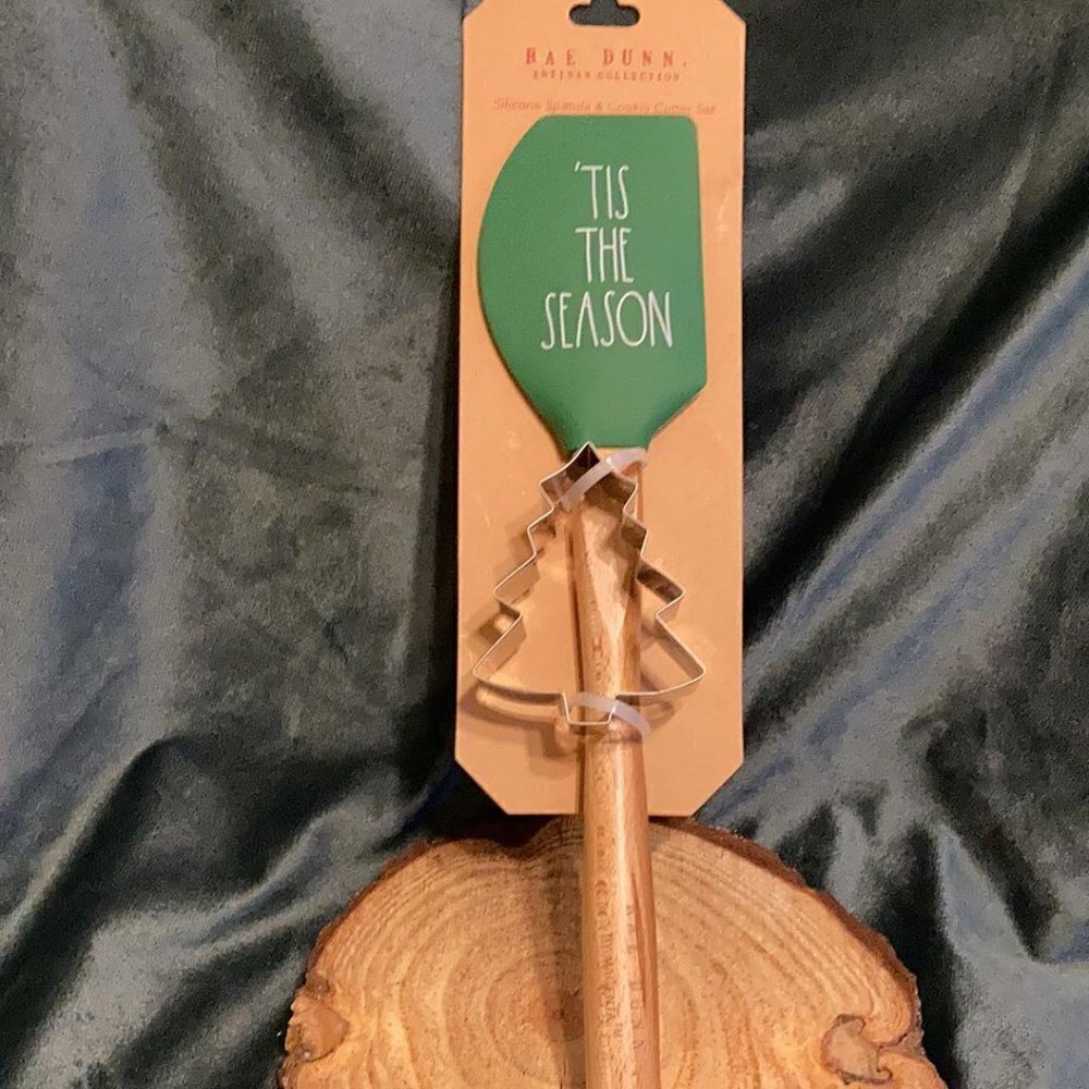 NEW! RAE DUNN TIS THE SEASON SPATULA with Christmas Tree Cookie Cutter